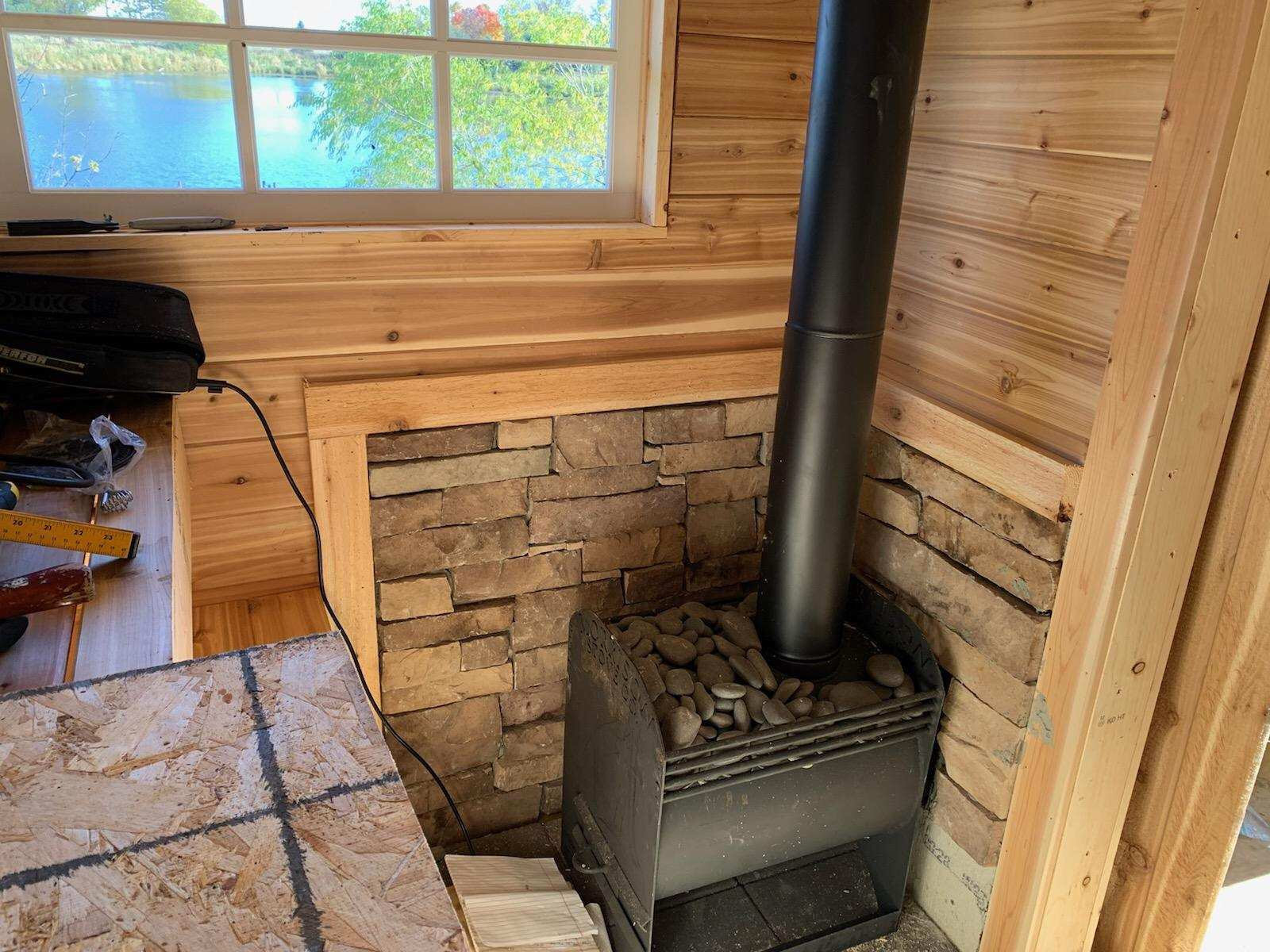 How does a wood sauna stove work?